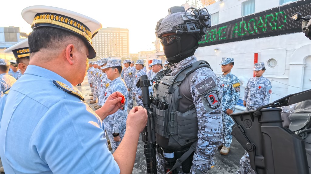 菲律賓海岸防衛隊指揮官在馬尼拉港口區15號碼頭領導了海警艦艇蘇魯安號頒獎典禮。 X平台 菲律賓海岸防衛隊指揮官在馬尼拉港口區15號碼頭領導了海警艦艇蘇魯安號頒獎典禮。 X平台
