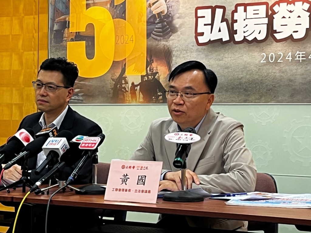 左起：工联会会长吴秋北、理事长黄国。黄子龙摄