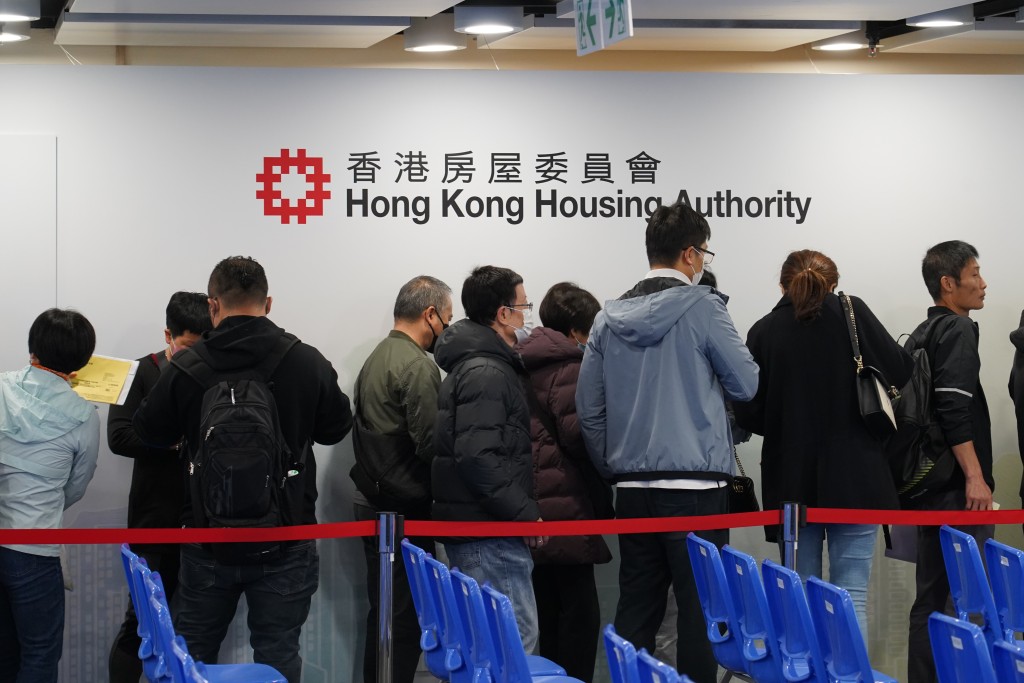 有人表示支持，認為「深圳必然取代香港，房價只會越來越高」