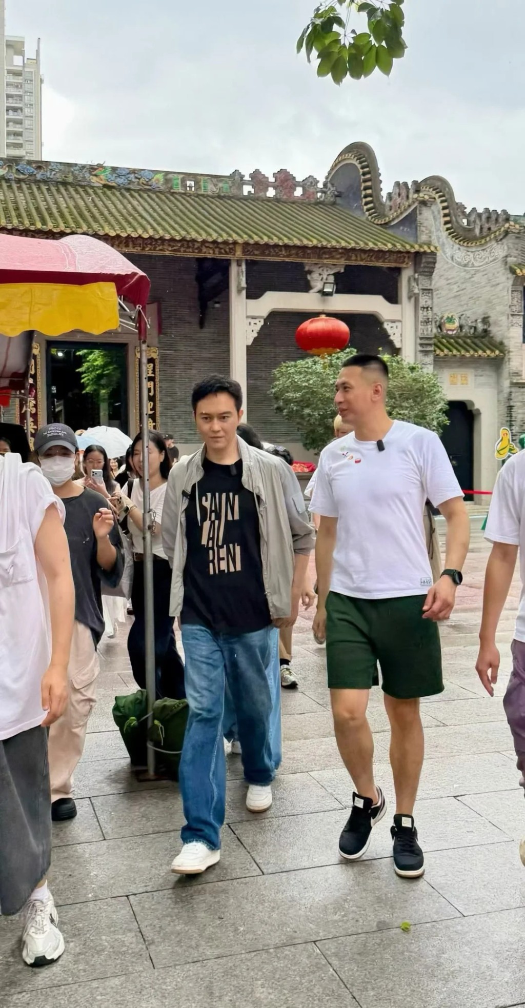 張智霖近日現身廣州獵德村,參與一年一度的龍舟盛事。 張智霖近日現身廣州獵德村,參與一年一度的龍舟盛事。