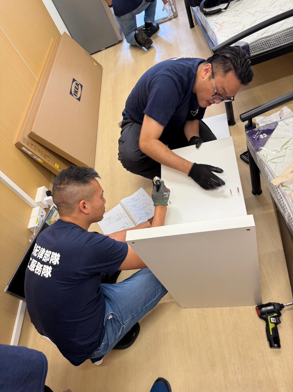 多名義工隊成員為災民裝嵌家具。