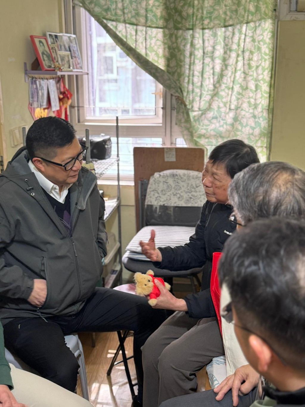 鄧炳強指81歲鍾婆婆非常健談開朗。鄧炳強fb 鄧炳強指81歲鍾婆婆非常健談開朗。鄧炳強fb