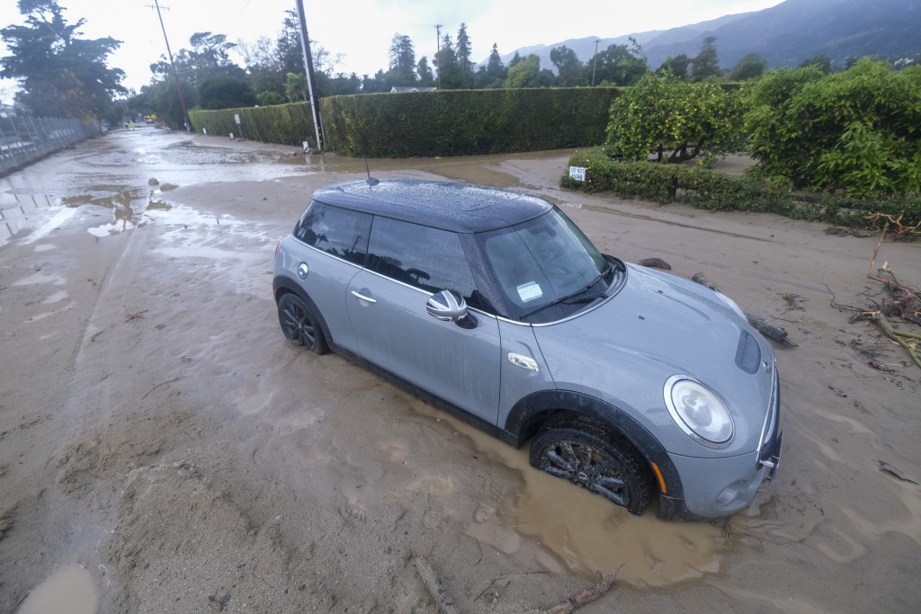 加州風暴引發了洪水和泥石流，一輪汽車受困泥濘中。AP