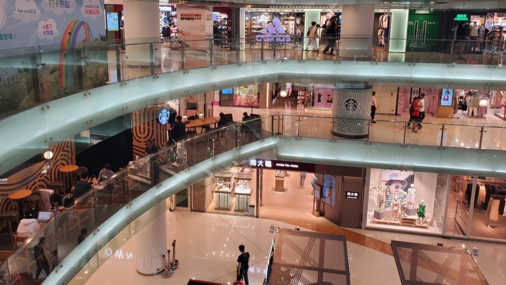 男子在商場高處墮到珠寶店對開地面。
