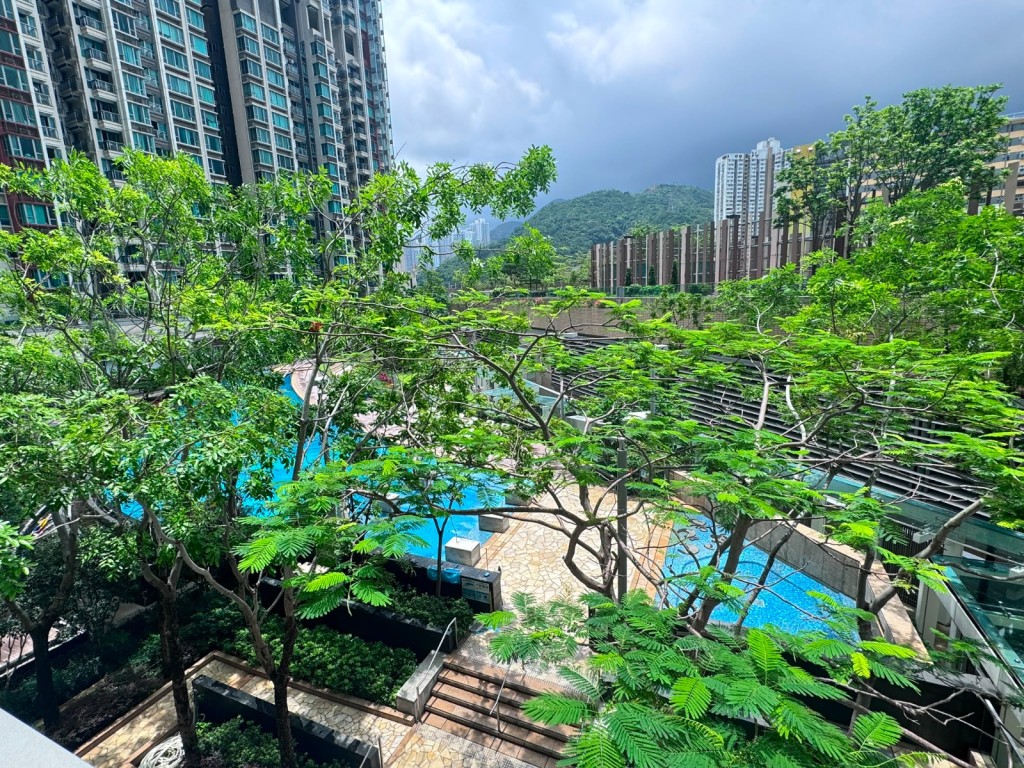 單位外接露台,坐擁內園泳池及翠綠山景雙重景致。 單位外接露台,坐擁內園泳池及翠綠山景雙重景致。