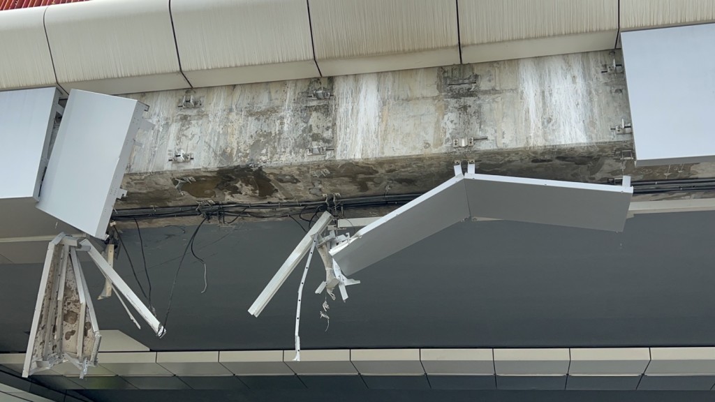 天橋多塊金屬板組件脫落並「吊吊揈」。楊偉亨攝