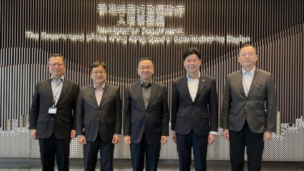 律師會新任前任會長參觀入境事務處新總部 祝賀遷址標誌社區服務新時代。香港律師會facebook圖片