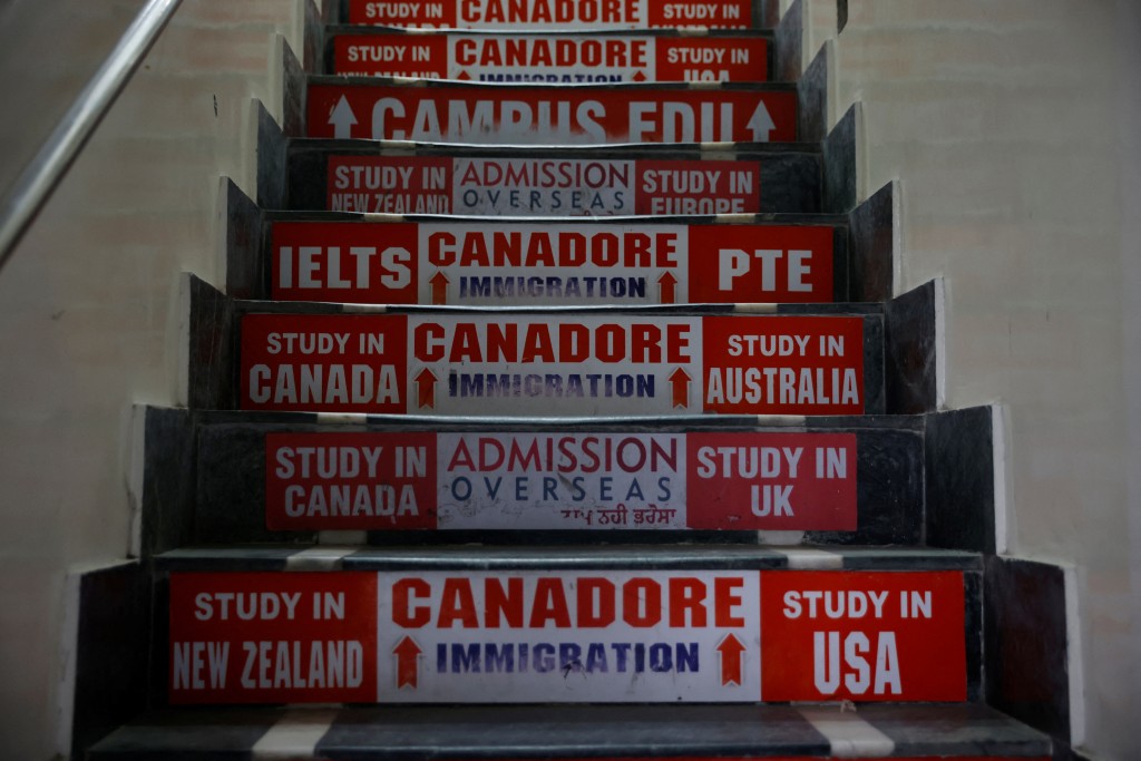 有指留學生湧入加拿大使物價上漲，且會對當地人造成競爭。（路透社）