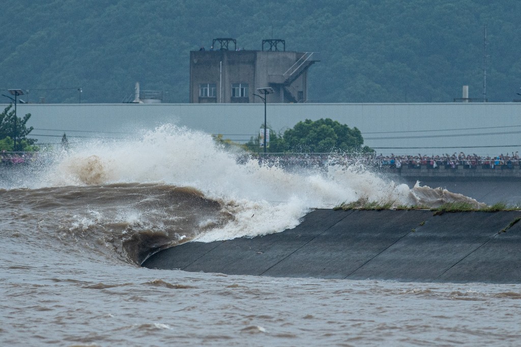 潮水冲击杭州萧山美女坝形成巨浪。新华社