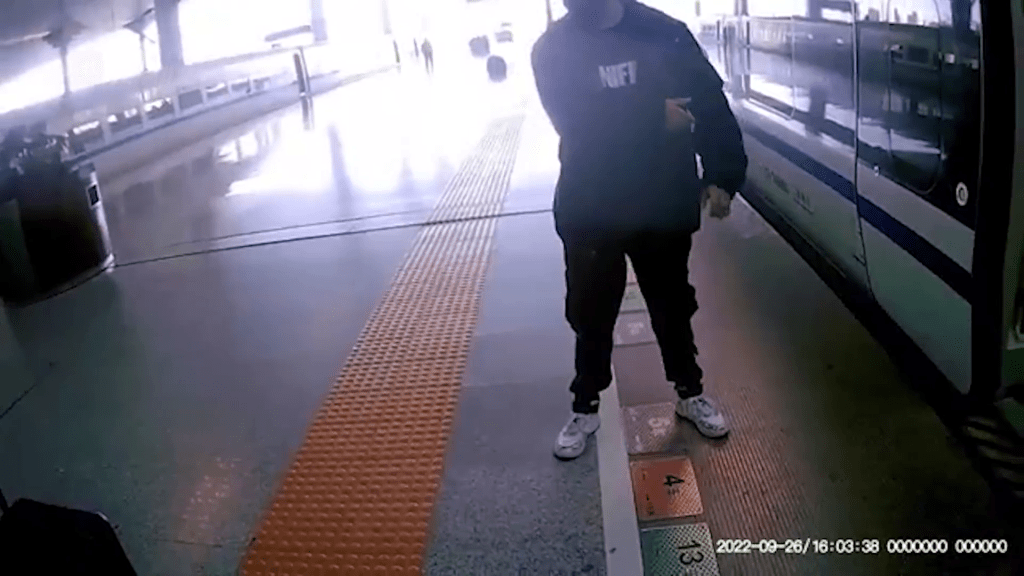 两人在月台在发生吵闹，在月台上僵持。