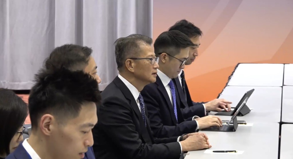 陈茂波与多个参与财长会议的经济体代表会面。政府新闻处影片截图