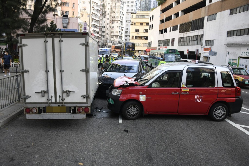 筲箕湾宝文街发生3车串烧车祸，涉及一架的士、货车及一架Tesla。