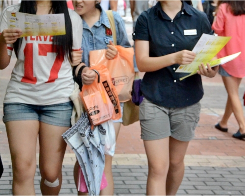 一名副學士畢業生猶豫應否從事派傳單的工作。資料圖片