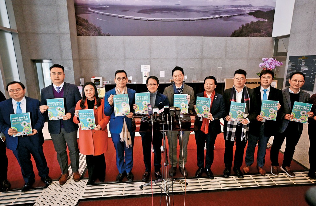 民建聯向陳茂波提交《預算案》建議書，共提出286項建議。