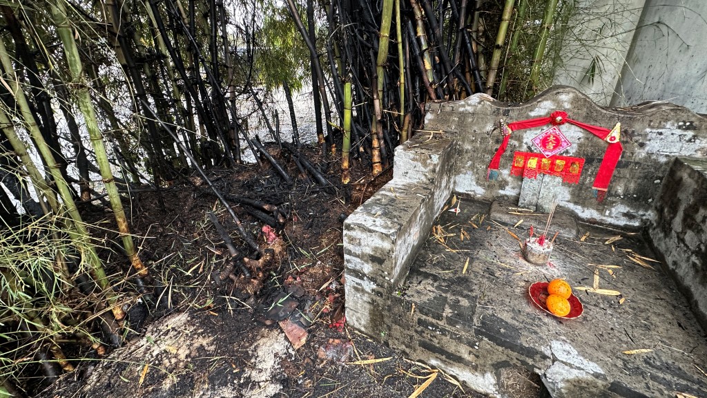 有居民拜地主期間，火舌燃着旁邊竹林起火。梁國峰攝