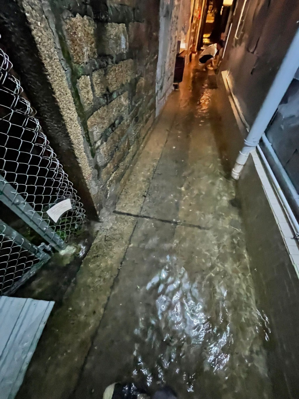 周四暴雨帶來洪水湧入竹園村當晚，村內走廊出現水窪，嚴重時水深及膝。(受訪者提供)