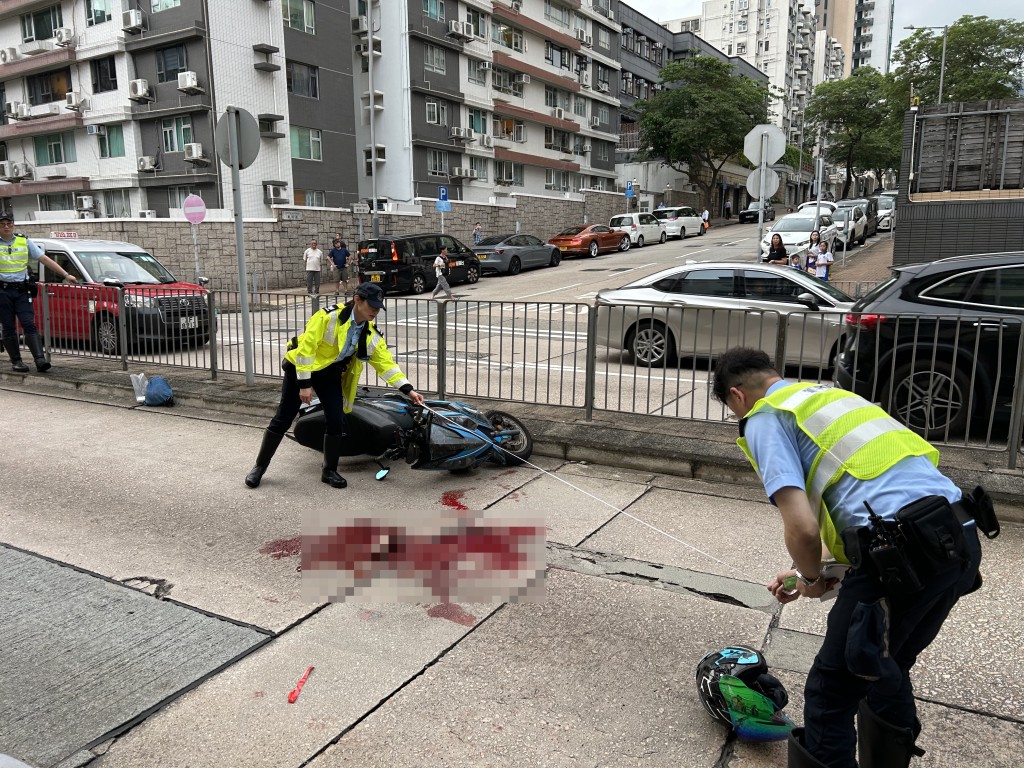 現場遺下大灘血迹。曾志恒攝 現場遺下大灘血迹。曾志恒攝