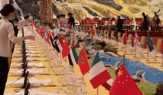 第三届「一带一路」国际合作高峰论坛的贵宾来华共进晚宴。