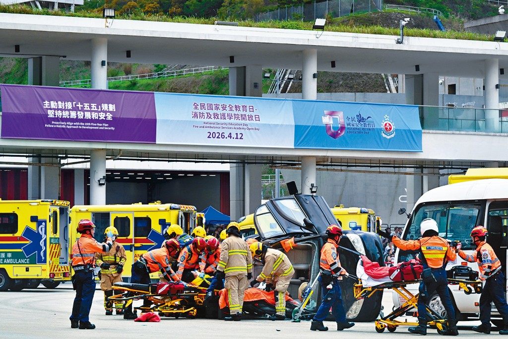 消防處昨在將軍澳消防及救護學院舉行開放日，消防處人員進行聯合救援示範。