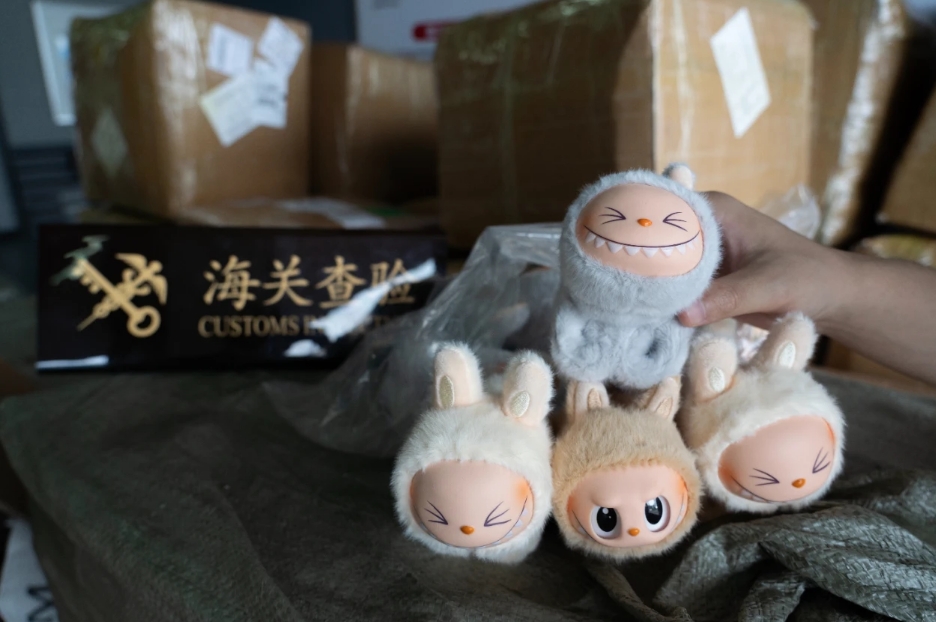 拱北海關查獲侵權「LABUBU」超2萬件。海關發布 拱北海關查獲侵權「LABUBU」超2萬件。海關發布