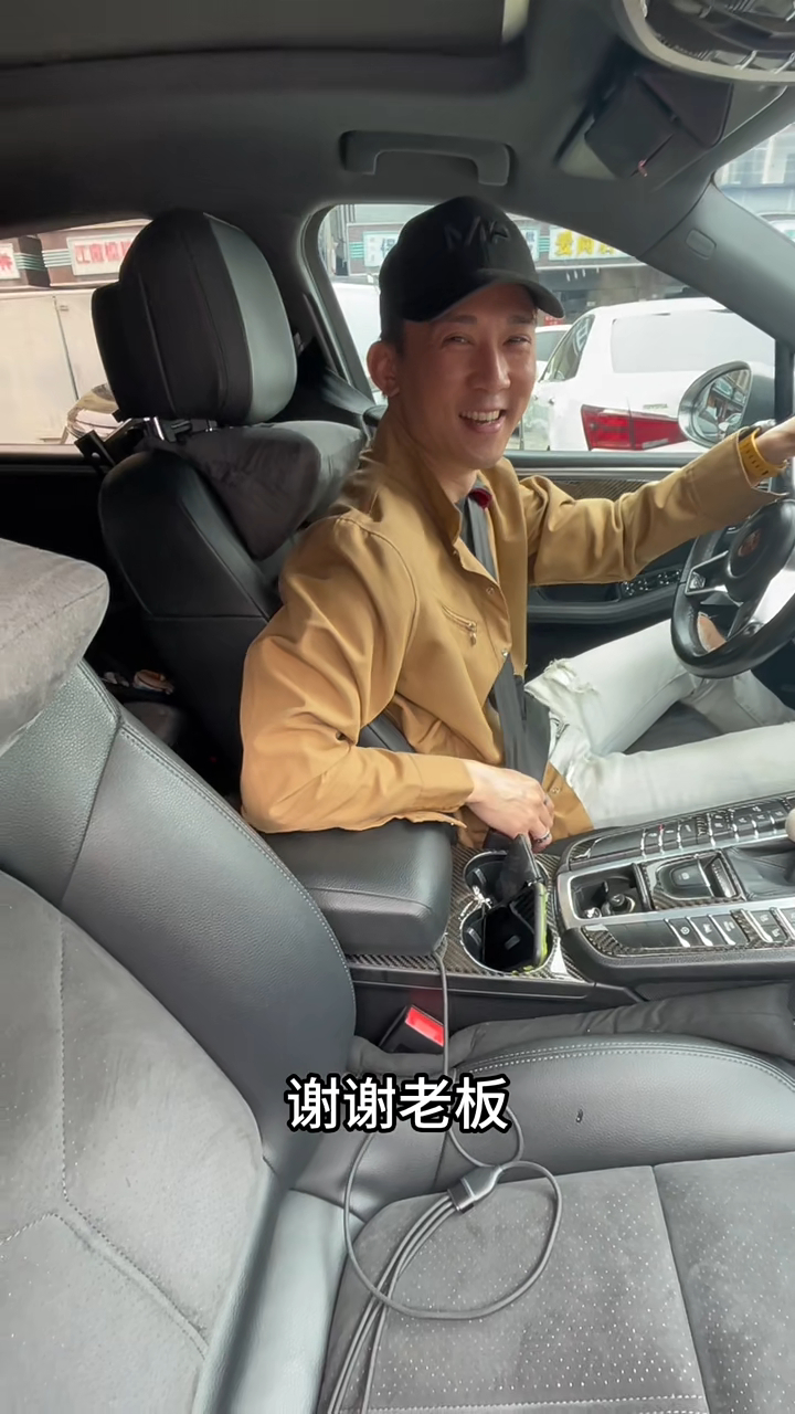 李兴华被指撞样吴尊。 李兴华被指撞样吴尊。