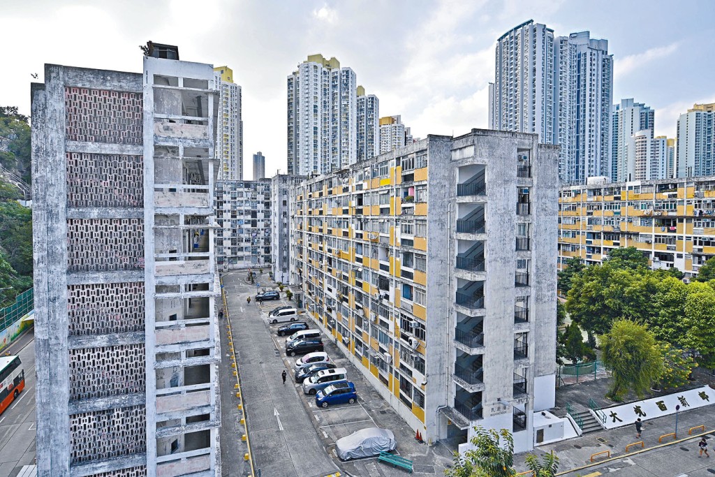 ■大坑西邨申重建三千三百四十七伙。