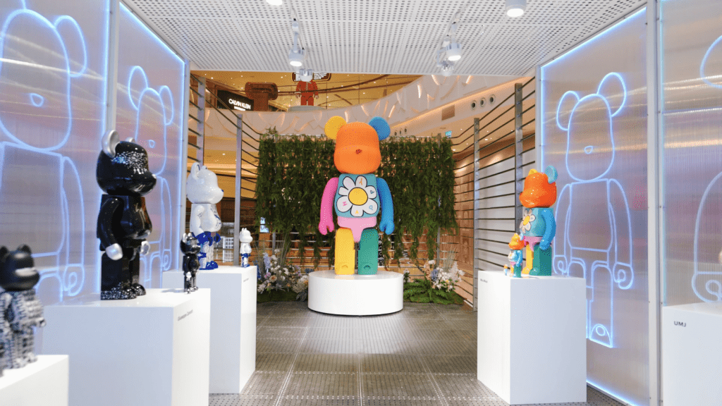 明珠大堂的BE@RBRICK藝術展以綠色植物、花卉與科幻感的漸變燈光炮製強烈視覺效果。