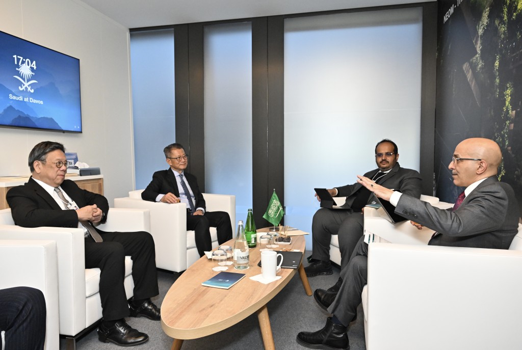 陈茂波（左二）和商务及经济发展局局长丘应桦（左一）一起与沙特阿拉伯财政部长Mohammed Al-Jadaan（右一）会面。陈茂波网志图片