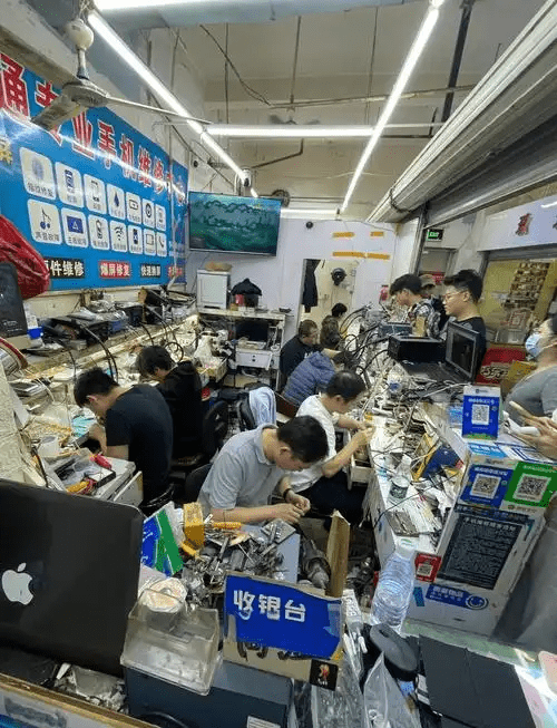 據稱,商品被寄到華強北後,部分商品會更換包裝,以新機的形式重新在電商平台上架。 據稱,商品被寄到華強北後,部分商品會更換包裝,以新機的形式重新在電商平台上架。