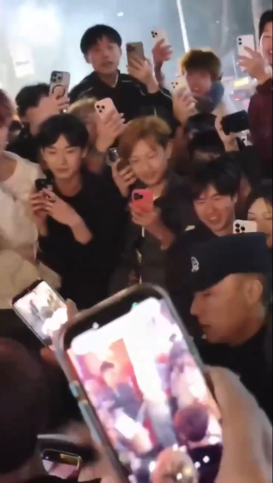 性感女在长沙闹市当众为男子口交，被警员强行带走。Ｘ