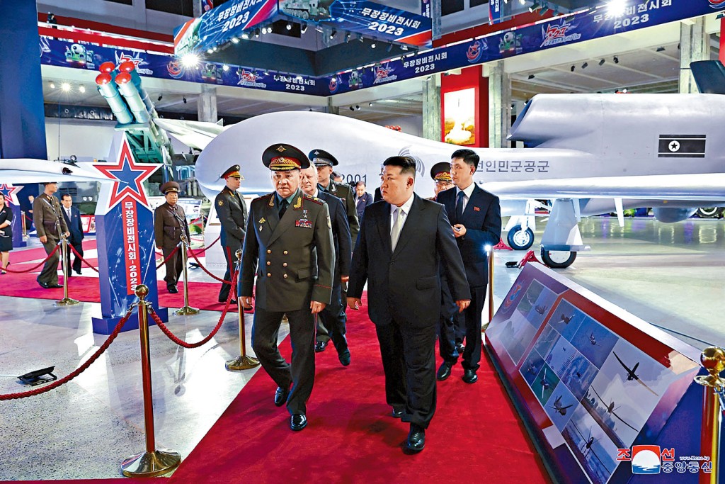 金正恩周三在平壤陪同俄羅斯國防部長紹伊古，參觀北韓新型武器展覽，其背後為無人機。