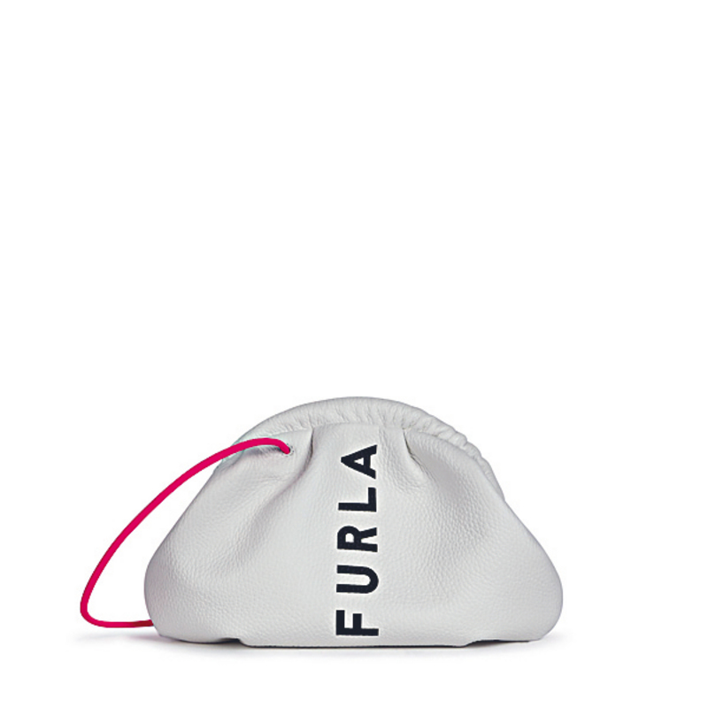 ●在白色皮革簡單印上品牌字樣，再配搭熒光粉紅手帶，這款餃子形手提袋，正是心水推介之一。