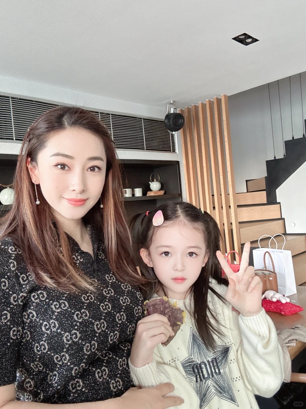 賈曉晨長女跟媽媽成個餅印,也是天生美人胚子。 賈曉晨長女跟媽媽成個餅印,也是天生美人胚子。