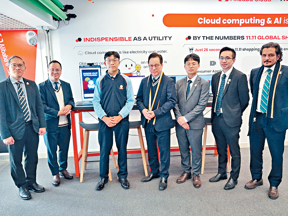 陳偉佳（中）表明，中小學部均打算申請增收非本地學生，並會有計劃、「小規模」地進行「擴容」。