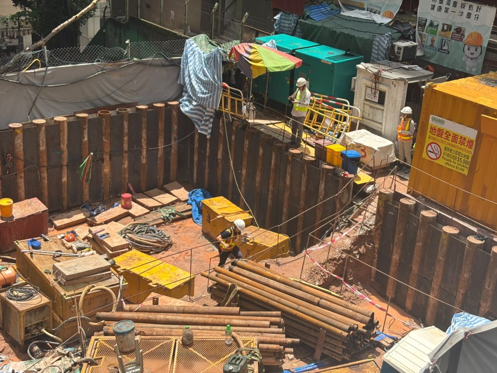 香港不少戶外工作者,他們的安全是首要的考慮。 香港不少戶外工作者,他們的安全是首要的考慮。