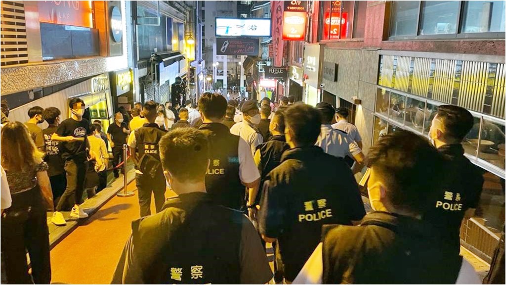 人員在蘭桂坊一帶採取聯合行動。