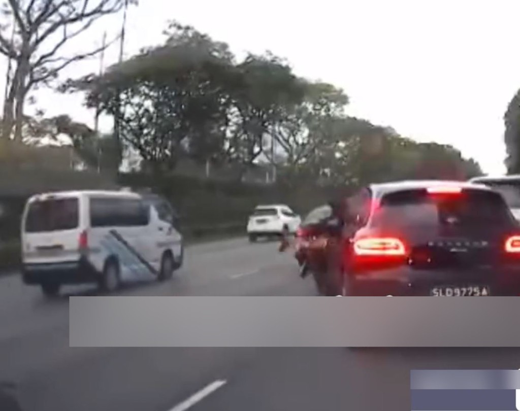 保时捷司机连环闯祸，撞倒两辆电单车。FB:SG Road Vigilante
