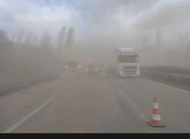 公路运营商指车祸可能与沙尘暴有关。fb