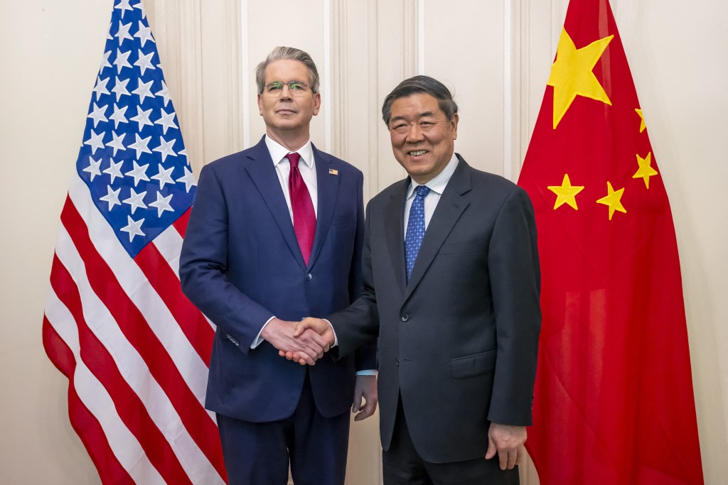 美國財政部長貝森特與中國副總理何立峰。法新社