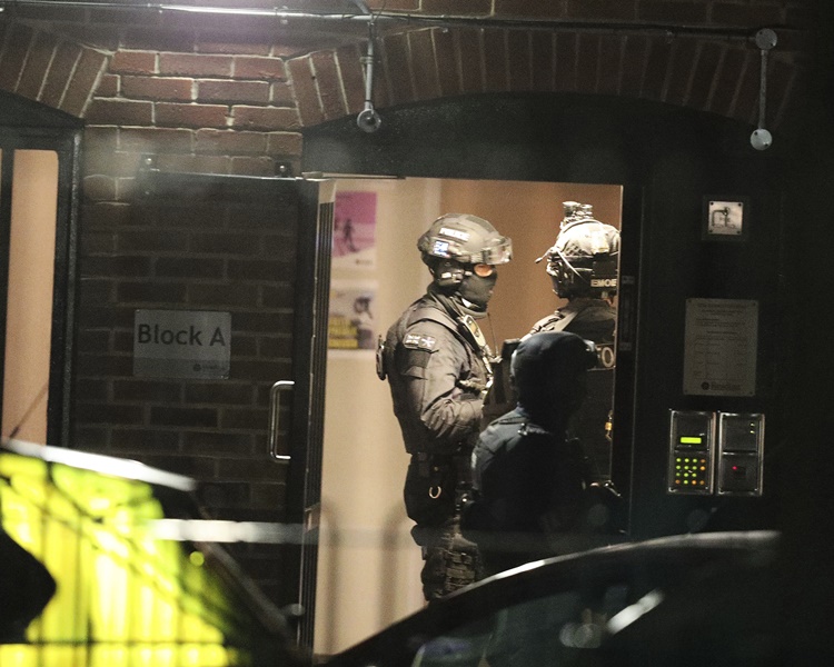 事发后大批警员到场调查。AP 