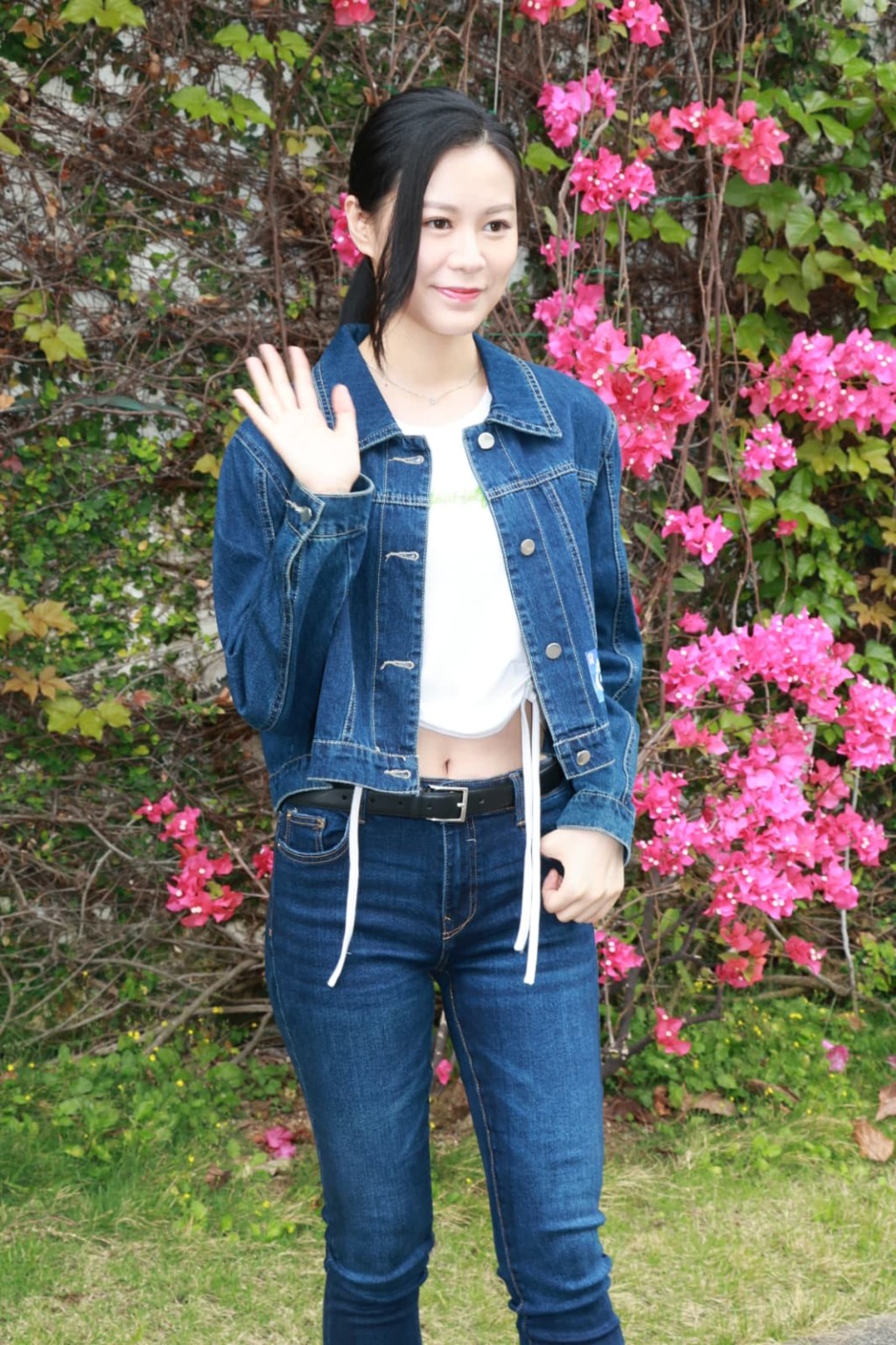 炎夏未至,莊易羚急不及待露纖腰。 炎夏未至,莊易羚急不及待露纖腰。