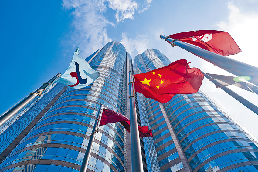 港交所午後急升，最高見253元。