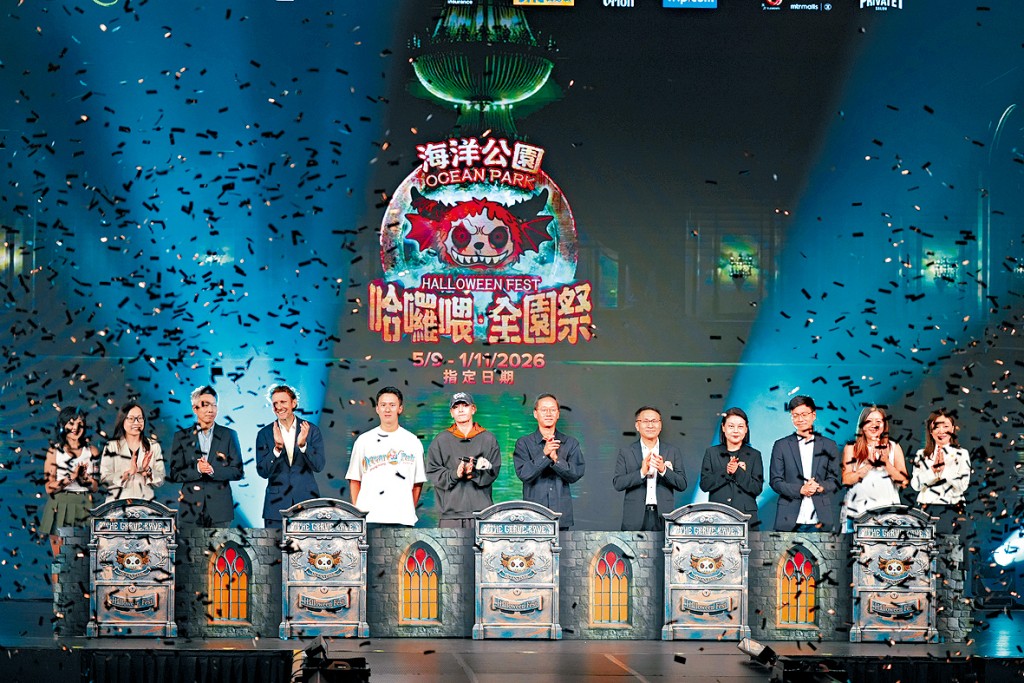 海洋公園董事局主席龐建貽（右六）、音樂人王嘉爾（左六）等出席開幕禮。
