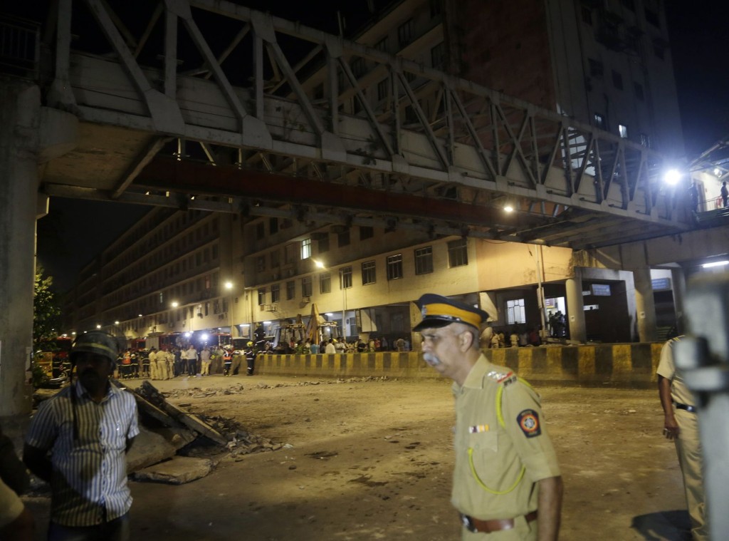 孟買中央火車附近一條行人天橋昨晚突然倒塌，造成最少6人死亡。AP