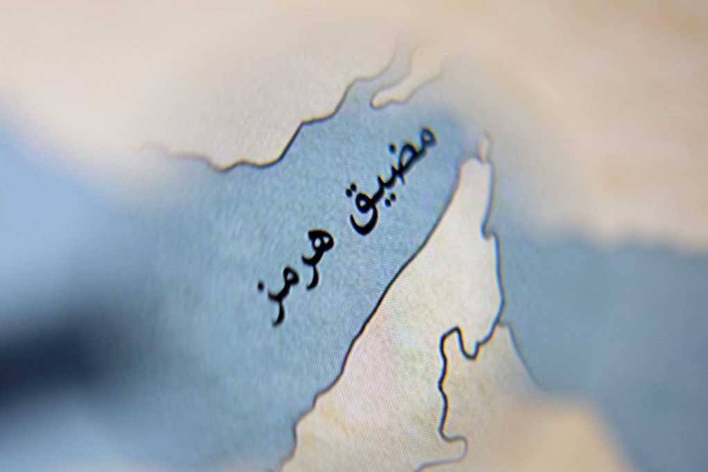 報道指，船隻曾在東行途中關閉自動識別系統（AIS），其後於海峽東側重新啟用。路透社