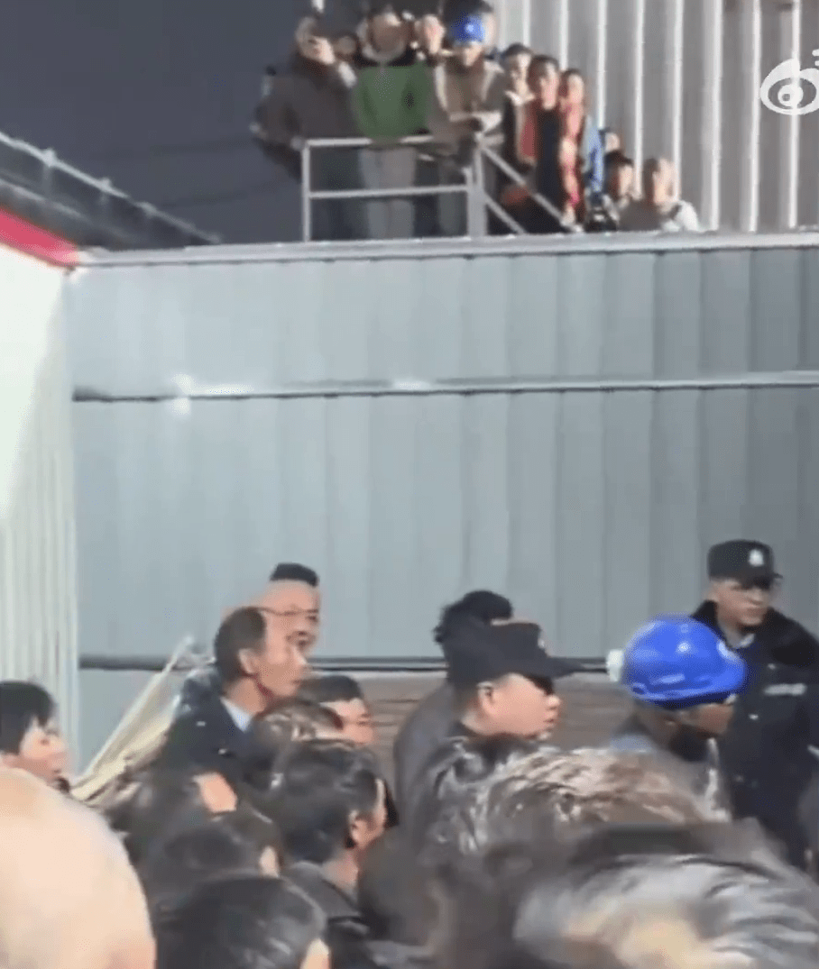 地盤現場聚集大量工人。