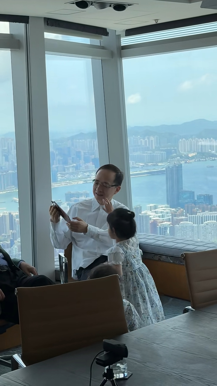 網民對白衫男子的身份感到好奇。 網民對白衫男子的身份感到好奇。
