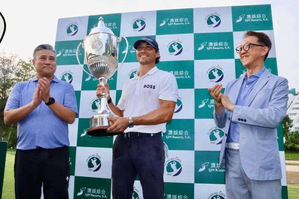 福特是第一次奪亞巡賽冠軍獎盃,這勝仗對他別具意義,更期望明年再到澳門衛冕。徐嘉華攝 福特是第一次奪亞巡賽冠軍獎盃,這勝仗對他別具意義,更期望明年再到澳門衛冕。徐嘉華攝