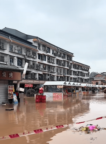 重庆永川特大暴雨，出现严重水浸。 抖音