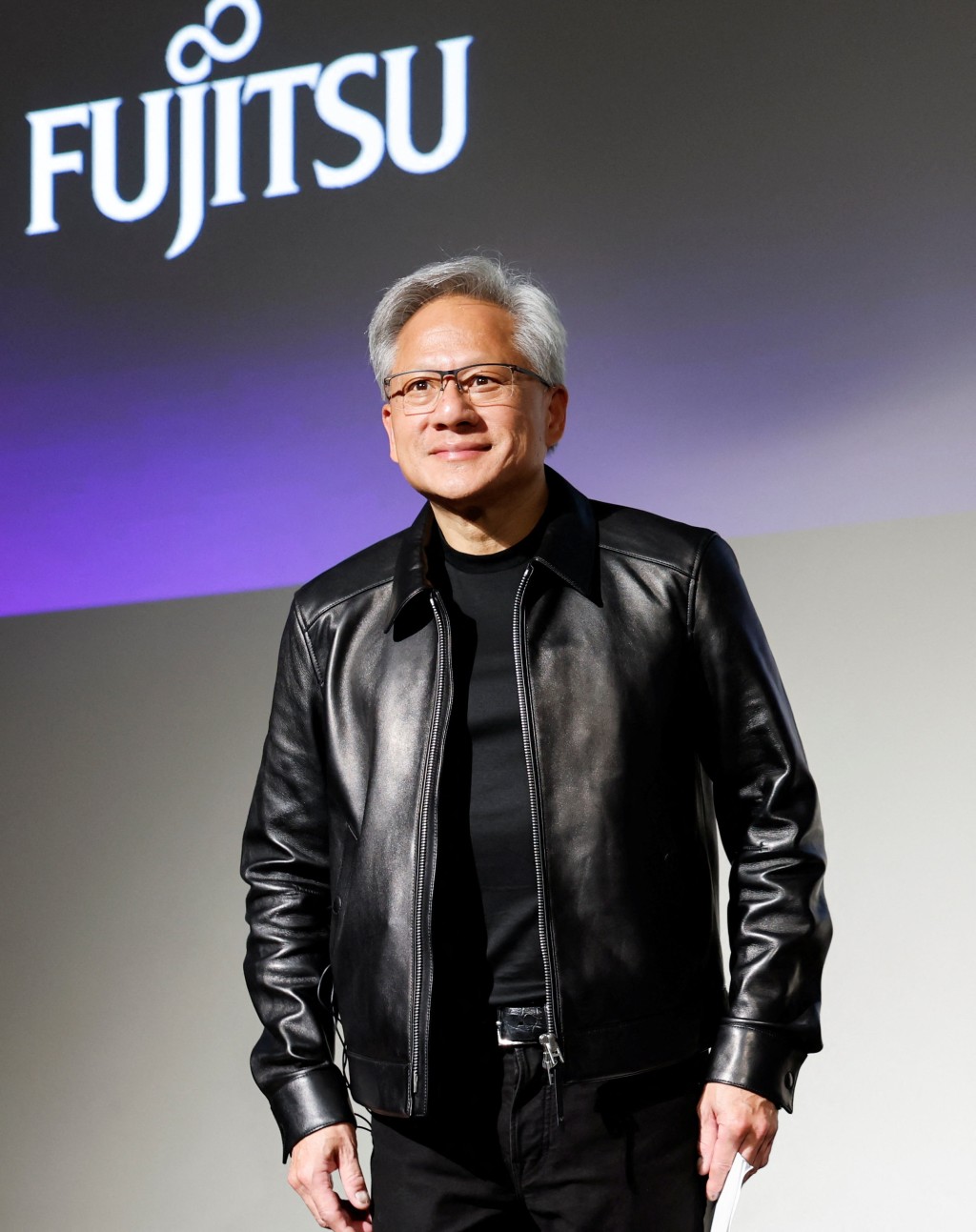 黄仁勋也把黑皮褛当作自己的战袍，几乎每次公开露面都会穿着。路透社